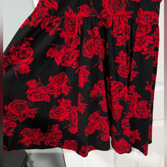 Torrid Black with Red Roses Sleeveless High-Neck Skater Dress in Size 18 - Picture 7 of 10